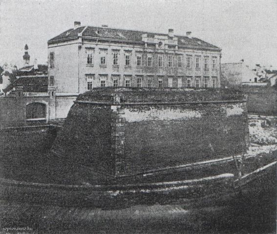 Az 1857-ben átadott iskolaépület Iskola utcára – a mai Liszt Ferenc utcára – néző szárnya (Az előtérben az akkor még álló olaszbástya)
