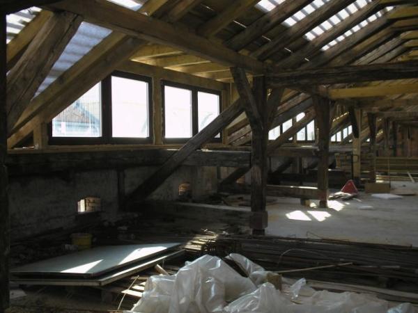A 2007-es tetőtér-beépítés az eredeti tartógerendákat térelemként meghagyta a díszteremben és az osztálytermekben is