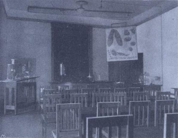 A biológia laboratórium délelőtt az előadások helyszíne (1913/14)